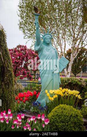 Eine Tulpe Stadt tulip Garten mit der Freiheitsstatue in den Skagit Valley, Washington, USA. Stockfoto