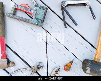 Flach von alten Werkzeugen gegen ein lackiertes Holz- Hintergrund mit Platz für Text Stockfoto