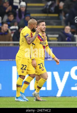 Mailand, Italien. 10 Dez, 2019. Barcelonas Carlos Perez (R) feiert sein Ziel mit mannschaftskamerad Arturo Vidal während der UEFA Champions League Gruppe F Match zwischen dem FC Barcelona und Inter Mailand, Italien, 10.12.2019. Credit: Cheng Tingting/Xinhua/Alamy leben Nachrichten Stockfoto