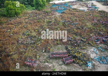 Luftaufnahme der Stapel der Verlassenen und kaputte Fahrräder in einem Vorort von Guangzhou City, die südchinesische Provinz Guangdong, 20. November 2019. Stockfoto