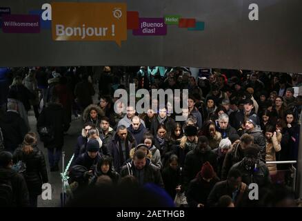 Paris, Frankreich. 10 Dez, 2019. Passagiere der Warteschlange eine U-Bahn Station in Paris/Frankreich, 10.12.2019. Französische Arbeitnehmer ging weg vom Job, Schlagen, U-Bahn- und Busverbindungen auf Dienstag für den sechsten Tag, während Beamte, Lehrer und Schüler der Streik der Regierung über seinen Plan pension Systems des Landes zu reformieren, zu verbiegen. Credit: Gao Jing/Xinhua/Alamy leben Nachrichten Stockfoto