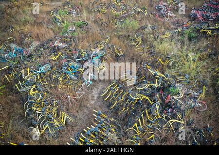 Luftaufnahme der Stapel der Verlassenen und kaputte Fahrräder in einem Vorort von Guangzhou City, die südchinesische Provinz Guangdong, 20. November 2019. Stockfoto