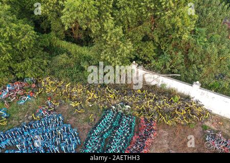 Luftaufnahme der Stapel der Verlassenen und kaputte Fahrräder in einem Vorort von Guangzhou City, die südchinesische Provinz Guangdong, 20. November 2019. Stockfoto