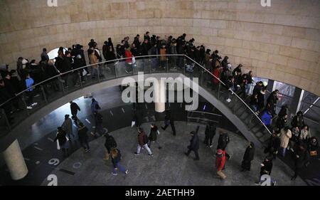 Paris, Frankreich. 10 Dez, 2019. Menschen Warteschlange eine U-Bahn Station in Paris/Frankreich, 10.12.2019. Französische Arbeitnehmer ging weg vom Job, Schlagen, U-Bahn- und Busverbindungen auf Dienstag für den sechsten Tag, während Beamte, Lehrer und Schüler der Streik der Regierung über seinen Plan pension Systems des Landes zu reformieren, zu verbiegen. Credit: Gao Jing/Xinhua/Alamy leben Nachrichten Stockfoto