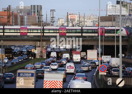 Paris, Frankreich. 10 Dez, 2019. Stau am Peripheqique (Ringstraße) in Paris, Frankreich, Dez. 10, 2019 gesehen. Französische Arbeitnehmer ging weg vom Job, Schlagen, U-Bahn- und Busverbindungen auf Dienstag für den sechsten Tag, während Beamte, Lehrer und Schüler der Streik der Regierung über seinen Plan pension Systems des Landes zu reformieren, zu verbiegen. Credit: Gao Jing/Xinhua/Alamy leben Nachrichten Stockfoto