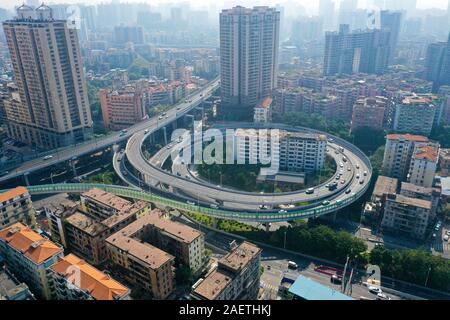 Eine Luftaufnahme des Bewohners Gebäude, das von einem Kreis Überführung in Guangzhou City umgeben, die südchinesische Provinz Guangdong, 18. November 2019. Der ei Stockfoto