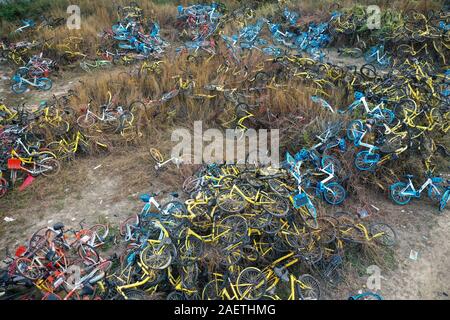 Luftaufnahme der Stapel der Verlassenen und kaputte Fahrräder in einem Vorort von Guangzhou City, die südchinesische Provinz Guangdong, 20. November 2019. Stockfoto