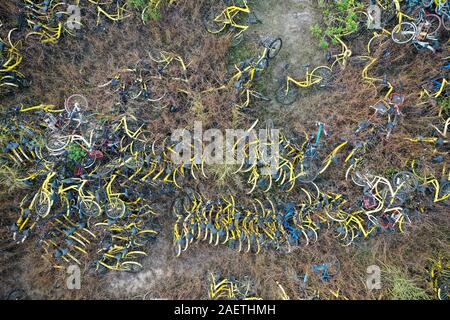 Luftaufnahme der Stapel der Verlassenen und kaputte Fahrräder in einem Vorort von Guangzhou City, die südchinesische Provinz Guangdong, 20. November 2019. Stockfoto