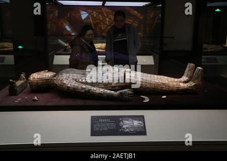 Des Prinzen Jing von Zhongshan der Westlichen Han-Dynastie (202 BC-AD 8) Liu Sheng Jade's Anzug genäht mit Gold Thread ist auf Anzeige an der Hebei Museum in Shi Stockfoto