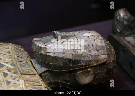 Des Prinzen Jing von Zhongshan der Westlichen Han-Dynastie (202 BC-AD 8) Liu Sheng Jade's Anzug genäht mit Gold Thread ist auf Anzeige an der Hebei Museum in Shi Stockfoto