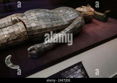 Des Prinzen Jing von Zhongshan der Westlichen Han-Dynastie (202 BC-AD 8) Liu Sheng Jade's Anzug genäht mit Gold Thread ist auf Anzeige an der Hebei Museum in Shi Stockfoto