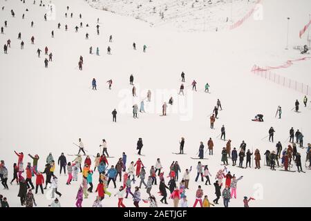 Menschen Ski auf Pelzmade Snowboards bei Jiangjunshan Skigebiet in