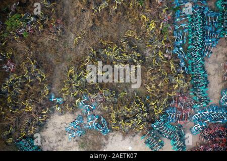 Luftaufnahme der Stapel der Verlassenen und kaputte Fahrräder in einem Vorort von Guangzhou City, die südchinesische Provinz Guangdong, 20. November 2019. Stockfoto