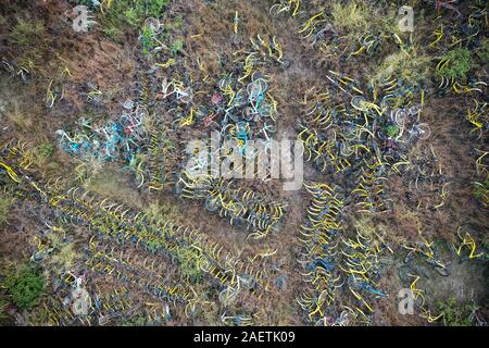Luftaufnahme der Stapel der Verlassenen und kaputte Fahrräder in einem Vorort von Guangzhou City, die südchinesische Provinz Guangdong, 20. November 2019. Stockfoto