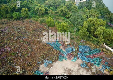 Luftaufnahme der Stapel der Verlassenen und kaputte Fahrräder in einem Vorort von Guangzhou City, die südchinesische Provinz Guangdong, 20. November 2019. Stockfoto