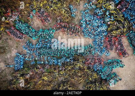 Luftaufnahme der Stapel der Verlassenen und kaputte Fahrräder in einem Vorort von Guangzhou City, die südchinesische Provinz Guangdong, 20. November 2019. Stockfoto