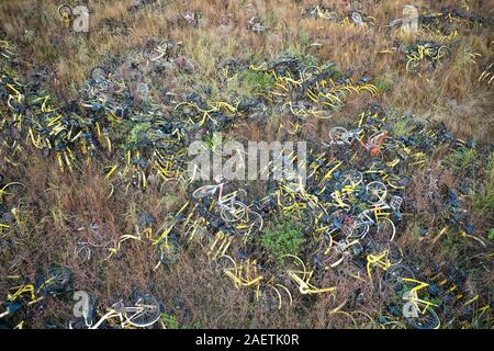 Luftaufnahme der Stapel der Verlassenen und kaputte Fahrräder in einem Vorort von Guangzhou City, die südchinesische Provinz Guangdong, 20. November 2019. Stockfoto