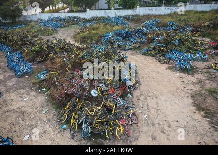 Luftaufnahme der Stapel der Verlassenen und kaputte Fahrräder in einem Vorort von Guangzhou City, die südchinesische Provinz Guangdong, 20. November 2019. Stockfoto