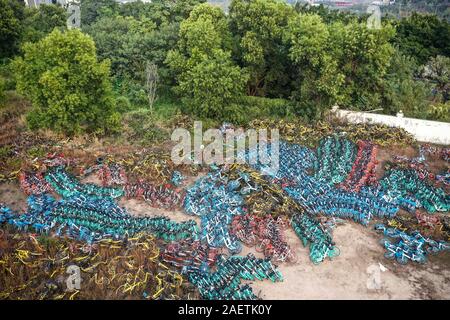 Luftaufnahme der Stapel der Verlassenen und kaputte Fahrräder in einem Vorort von Guangzhou City, die südchinesische Provinz Guangdong, 20. November 2019. Stockfoto