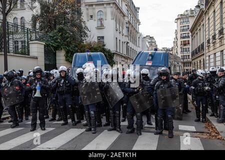 Paris, Frankreich. 10 Dez, 2019. Die Polizei stand Guard während eines Streiks in Paris, Frankreich, 10.12.2019. Französische Arbeitnehmer ging weg vom Job, Schlagen, U-Bahn- und Busverbindungen auf Dienstag für den sechsten Tag, während Beamte, Lehrer und Schüler der Streik der Regierung über seinen Plan pension Systems des Landes zu reformieren, zu verbiegen. Credit: Aurelien Morissard/Xinhua/Alamy leben Nachrichten Stockfoto