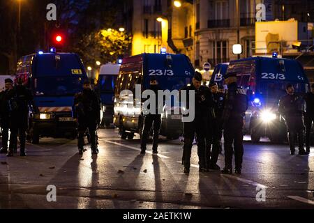 Paris, Frankreich. 10 Dez, 2019. Die Polizei stand Guard während eines Streiks in Paris, Frankreich, 10.12.2019. Französische Arbeitnehmer ging weg vom Job, Schlagen, U-Bahn- und Busverbindungen auf Dienstag für den sechsten Tag, während Beamte, Lehrer und Schüler der Streik der Regierung über seinen Plan pension Systems des Landes zu reformieren, zu verbiegen. Credit: Aurelien Morissard/Xinhua/Alamy leben Nachrichten Stockfoto