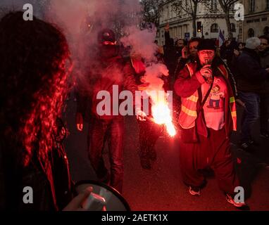 Paris, Frankreich. 10 Dez, 2019. Menschen beteiligen sie sich an einem Streik in Paris, Frankreich, 10.12.2019. Französische Arbeitnehmer ging weg vom Job, Schlagen, U-Bahn- und Busverbindungen auf Dienstag für den sechsten Tag, während Beamte, Lehrer und Schüler der Streik der Regierung über seinen Plan pension Systems des Landes zu reformieren, zu verbiegen. Credit: Aurelien Morissard/Xinhua/Alamy leben Nachrichten Stockfoto