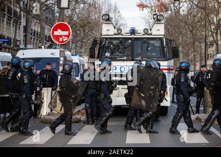 Paris, Frankreich. 10 Dez, 2019. Die Polizei stand Guard während eines Streiks in Paris, Frankreich, 10.12.2019. Französische Arbeitnehmer ging weg vom Job, Schlagen, U-Bahn- und Busverbindungen auf Dienstag für den sechsten Tag, während Beamte, Lehrer und Schüler der Streik der Regierung über seinen Plan pension Systems des Landes zu reformieren, zu verbiegen. Credit: Aurelien Morissard/Xinhua/Alamy leben Nachrichten Stockfoto