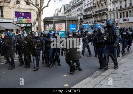 Paris, Frankreich. 10 Dez, 2019. Die Polizei stand Guard während eines Streiks in Paris, Frankreich, 10.12.2019. Französische Arbeitnehmer ging weg vom Job, Schlagen, U-Bahn- und Busverbindungen auf Dienstag für den sechsten Tag, während Beamte, Lehrer und Schüler der Streik der Regierung über seinen Plan pension Systems des Landes zu reformieren, zu verbiegen. Credit: Aurelien Morissard/Xinhua/Alamy leben Nachrichten Stockfoto