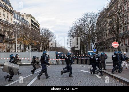 Paris, Frankreich. 10 Dez, 2019. Die Polizei während eines Streiks in Paris/Frankreich, 10.12.2019. Französische Arbeitnehmer ging weg vom Job, Schlagen, U-Bahn- und Busverbindungen auf Dienstag für den sechsten Tag, während Beamte, Lehrer und Schüler der Streik der Regierung über seinen Plan pension Systems des Landes zu reformieren, zu verbiegen. Credit: Aurelien Morissard/Xinhua/Alamy leben Nachrichten Stockfoto