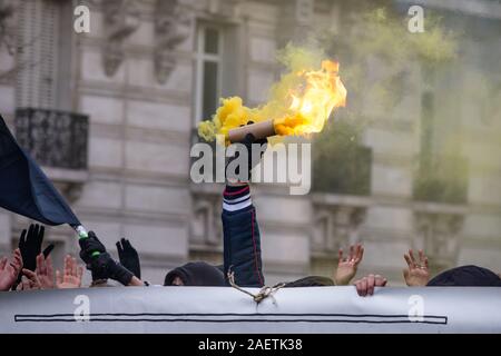 Paris, Frankreich. 10 Dez, 2019. Menschen beteiligen sie sich an einem Streik in Paris, Frankreich, 10.12.2019. Französische Arbeitnehmer ging weg vom Job, Schlagen, U-Bahn- und Busverbindungen auf Dienstag für den sechsten Tag, während Beamte, Lehrer und Schüler der Streik der Regierung über seinen Plan pension Systems des Landes zu reformieren, zu verbiegen. Credit: Aurelien Morissard/Xinhua/Alamy leben Nachrichten Stockfoto