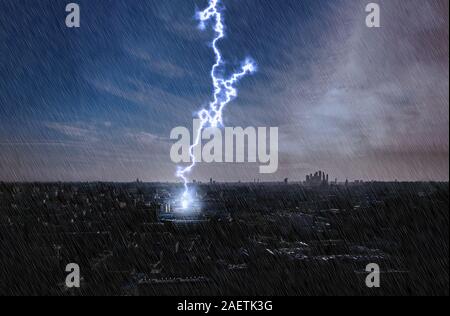 Leistungsstarke Blitzeinschläge in die Stadt, blur Himmel während der Regen Stockfoto