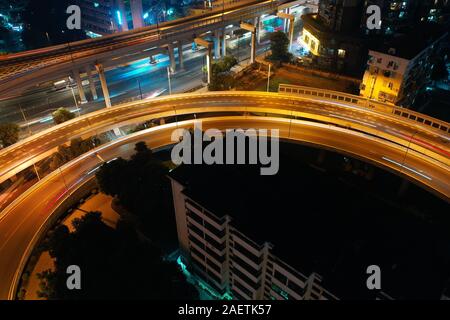 Eine Luftaufnahme des Bewohners Gebäude, das von einem Kreis Überführung in Guangzhou City umgeben, die südchinesische Provinz Guangdong, 18. November 2019. Der ei Stockfoto