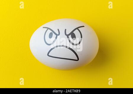Das Böse unheimlich wütend das Gesicht Emotionen auf die Ostereier bemalt, halloween Konzept Stockfoto