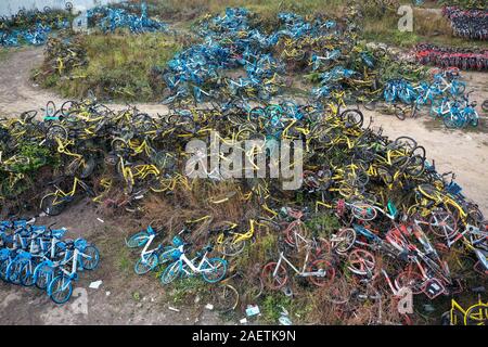 Luftaufnahme der Stapel der Verlassenen und kaputte Fahrräder in einem Vorort von Guangzhou City, die südchinesische Provinz Guangdong, 20. November 2019. Stockfoto