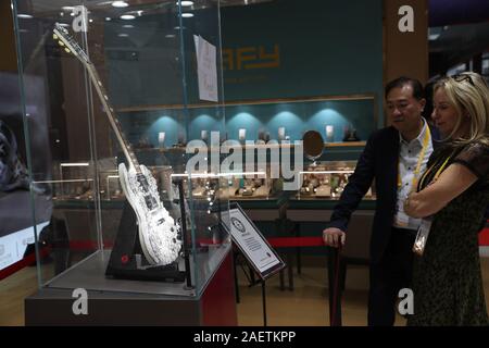 Besucher beachten Sie die Gitarre an der zweiten China International Import Expo (CIIE) in Shanghai, China, 7. November 2019. Eine Gitarre mit 400 Karat, d Stockfoto