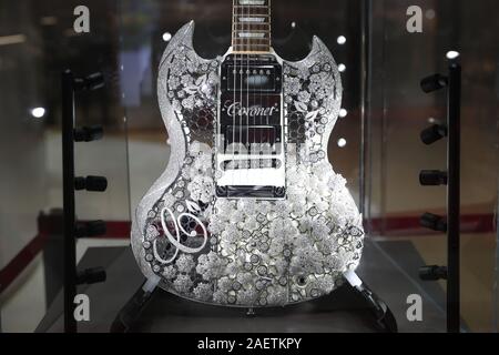 Eine Gitarre mit 400 Karat Diamanten und 18 Karat Weißgold und Attined Guinness World Records" Titel von °Wertvollsten Gitarre" wurde auf die vorgestellten Stockfoto