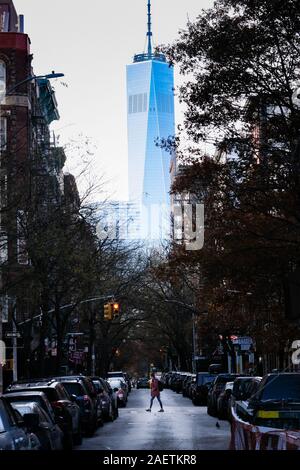 Blick auf das One World Trade Center von Washington Park, NYC. Stockfoto