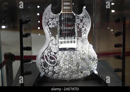 Eine Gitarre mit 400 Karat Diamanten und 18 Karat Weißgold und Attined Guinness World Records" Titel von °Wertvollsten Gitarre" wurde auf die vorgestellten Stockfoto