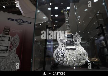 Eine Gitarre mit 400 Karat Diamanten und 18 Karat Weißgold und Attined Guinness World Records" Titel von °Wertvollsten Gitarre" wurde auf die vorgestellten Stockfoto