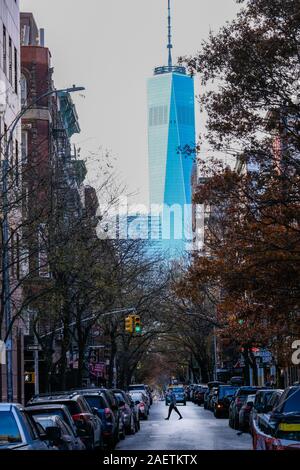 Blick auf das One World Trade Center von Washington Park, NYC. Stockfoto