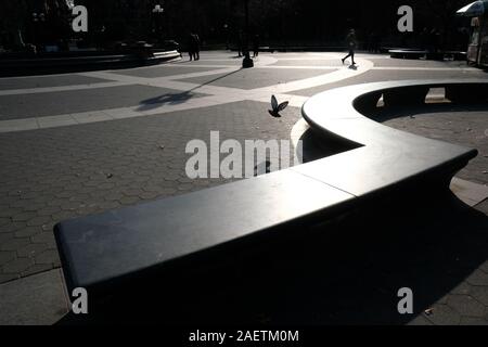 Fußgänger Spaziergang durch Washington Square, NEW YORK CITY, im Winter Licht. Stockfoto