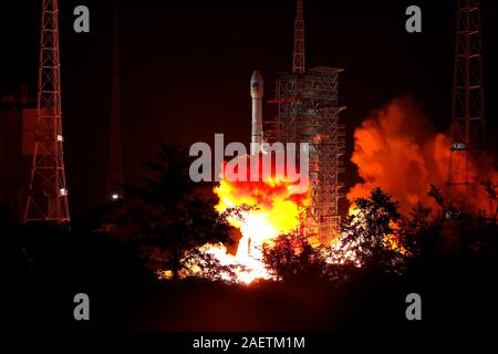 Mit dem neuen BDS Satelliten, einen langen Marsch-3B Trägerrakete wurde vom Xichang Satellite Launch Center im Südwesten der Stadt Xichang, China" Stockfoto