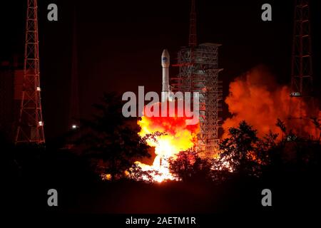 Mit dem neuen BDS Satelliten, einen langen Marsch-3B Trägerrakete wurde vom Xichang Satellite Launch Center im Südwesten der Stadt Xichang, China" Stockfoto