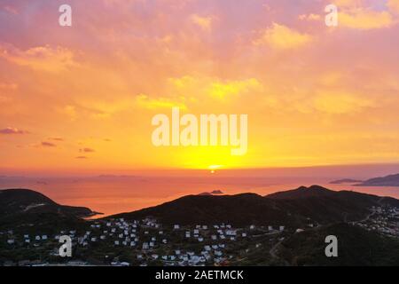 Blick auf den Sonnenaufgang in Shengsi Insel in Wuhan City, der ostchinesischen Provinz Zhejiang, 3. November 2019. Stockfoto