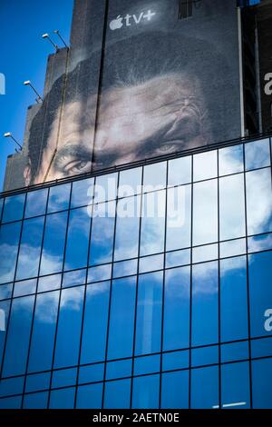 Riesige Apple TV Werbung für siehe Serie mit Jason Momoa, auf New Yorker Gebäude in Manhattan. Stockfoto