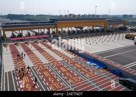 ---- Neue Tore für Fahrzeuge mit elektronischer Mautsysteme, die tun müssen, während die Tore, in Peking, China zu stoppen, Stockfoto