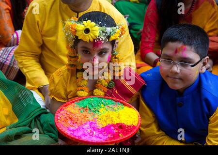 Feiern 'Pahela Falgun" - der erste Tag des Frühlings in der Bengalischen Kalender - bei Dhaka University Bildende Kunst Fakultät. Dhaka, Bangladesch Stockfoto