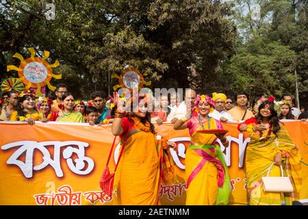 Eine farbenfrohe Prozession findet aus der Fakultät der Schönen Künste der Universität von Dhaka die 'Spring Festival zu markieren." Dhaka, Bangladesch Stockfoto