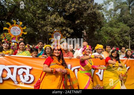 Eine farbenfrohe Prozession findet aus der Fakultät der Schönen Künste der Universität von Dhaka die 'Spring Festival zu markieren." Dhaka, Bangladesch Stockfoto