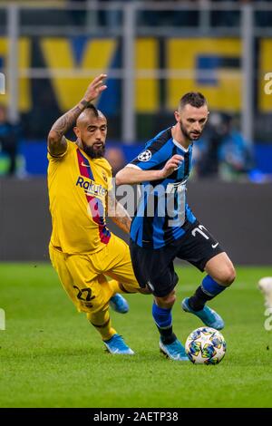 Mailand, Italien. 10. Dezember, 2019. Marcelo Brozovic (Inter)Arturo Vidal (FC Barcelona) während der Uefa hampions League 2019 2020 Match zwischen Inter 1-2 FC Barcelona im Giuseppe Meazza Stadion am 10. Dezember 2019 in Mailand, Italien. Credit: Maurizio Borsari/LBA/Alamy leben Nachrichten Stockfoto